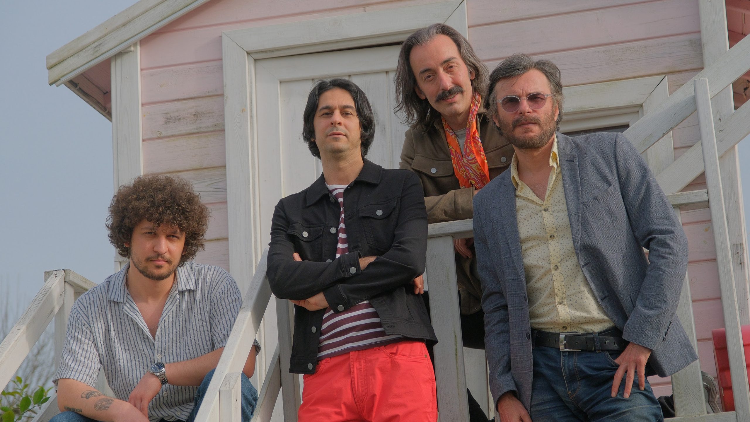 "Flört’ten Yeni Tekli: ‘İsterdim’ ile Disko Rüzgarı Estiriyor"