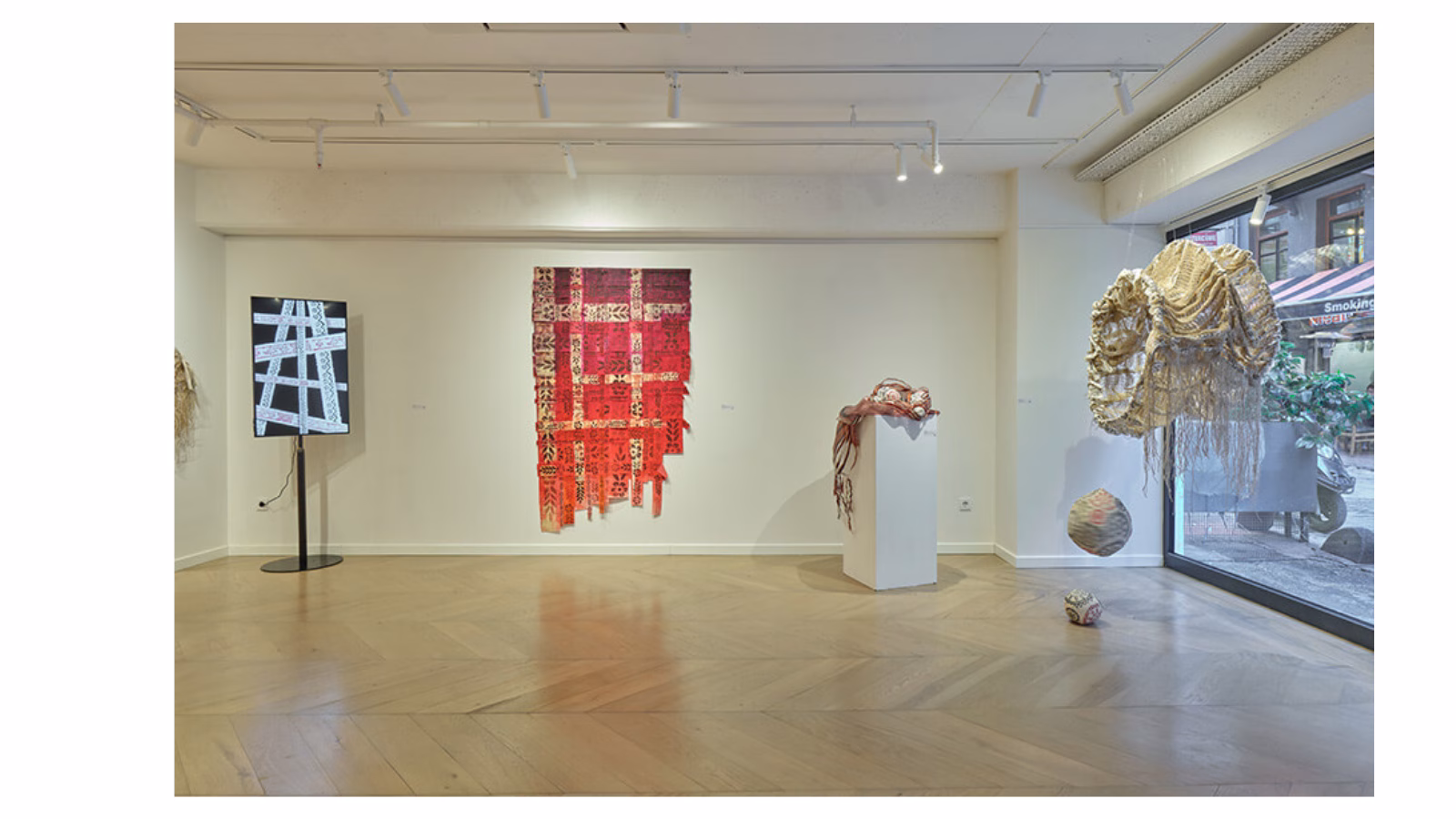 “Imprint” Sergisi: Dokuma Sanatına Yeni Bir Bakış