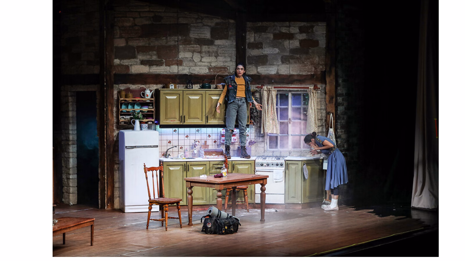 Tiyatronun Ateşi Sönmüyor: “Timsah Ateşi” Ocak Ayında İstanbul Sahnesinde