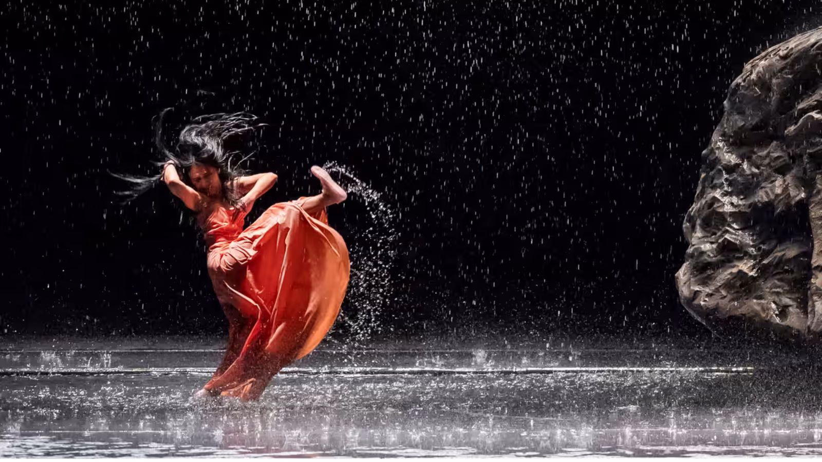 Pina Bausch’un “Vollmond”u Londra’da: Suyun ve İnsan Davranışlarının Dansı