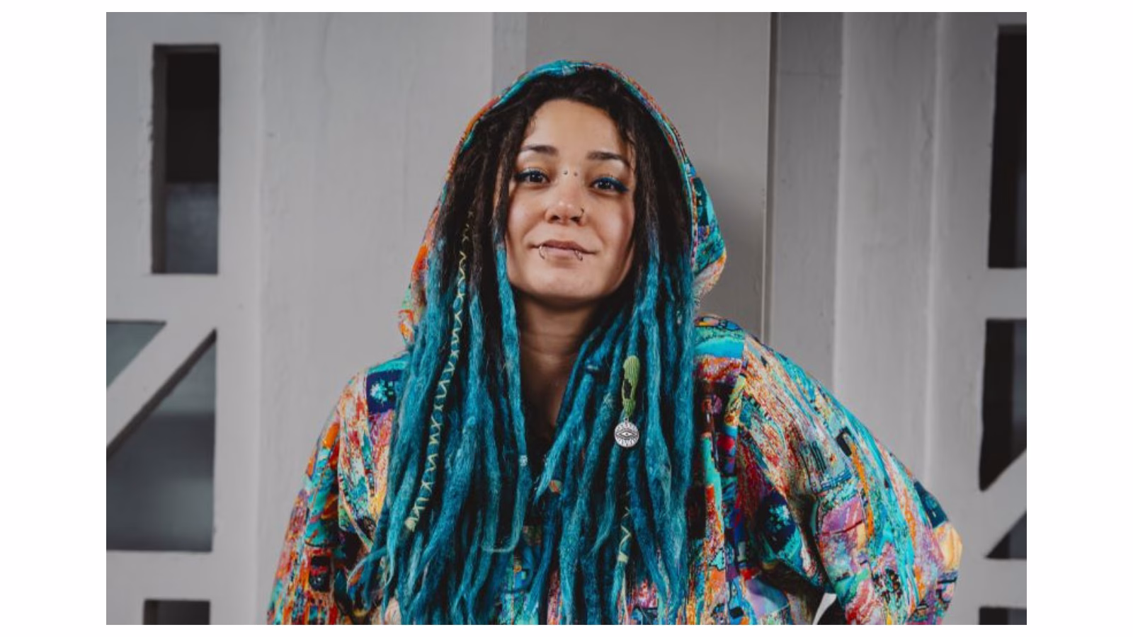 Retro Klavyeler ve Agresif Tınılar: Canay Doğan’dan “Güzel Bilir Kendini”