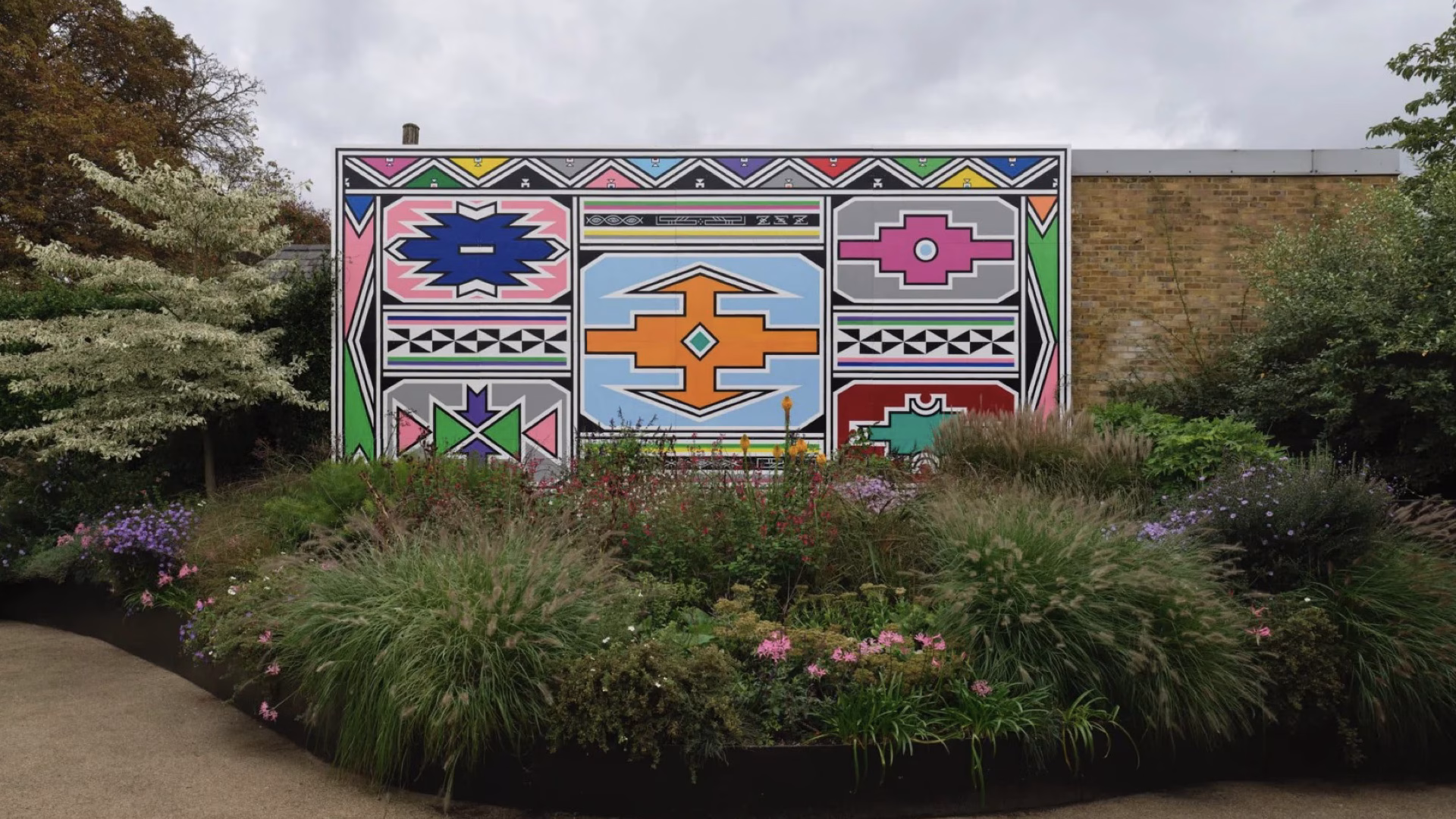 🌈 Ben, Sen Olduğun İçin Ben'im: Esther Mahlangu’nun Renkleri Serpentine Bahçesinde