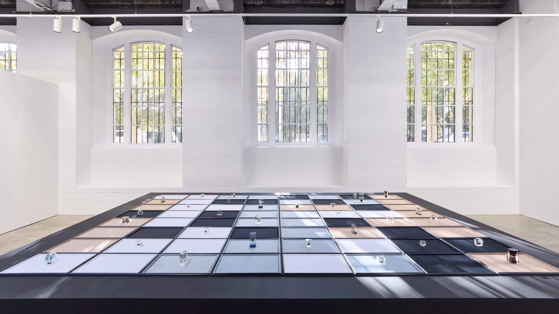 Petrol, Savaş ve Masum Bir Kağıt Ağırlığı: Tanoa Sasraku ile “Morale Patch”