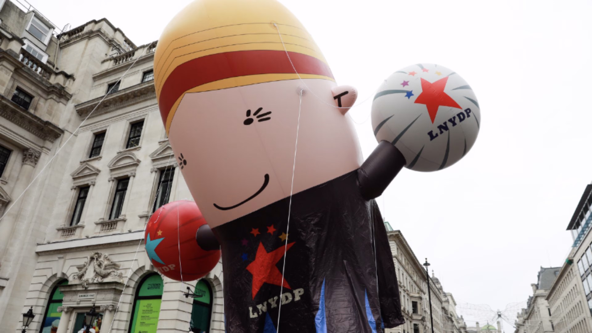 Şampanya Kadehinden Yürüyüş Ayakkabılarına: 1 Ocak’ta Londra’da Hayat Var