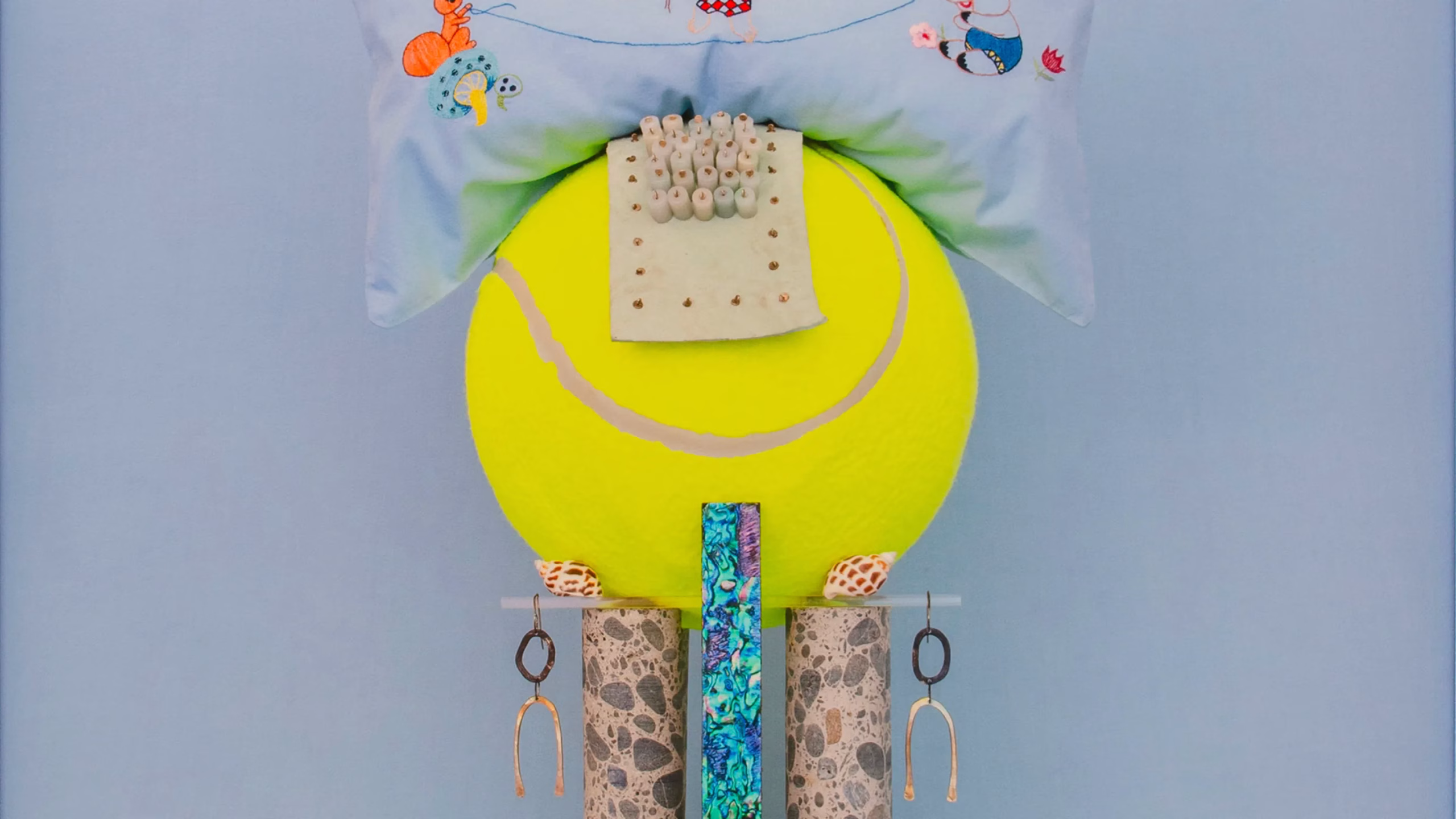 Gündelik Nesnelerin Tuhaf Mantığı Jhana Millers'ta Chloe Rose Taylor