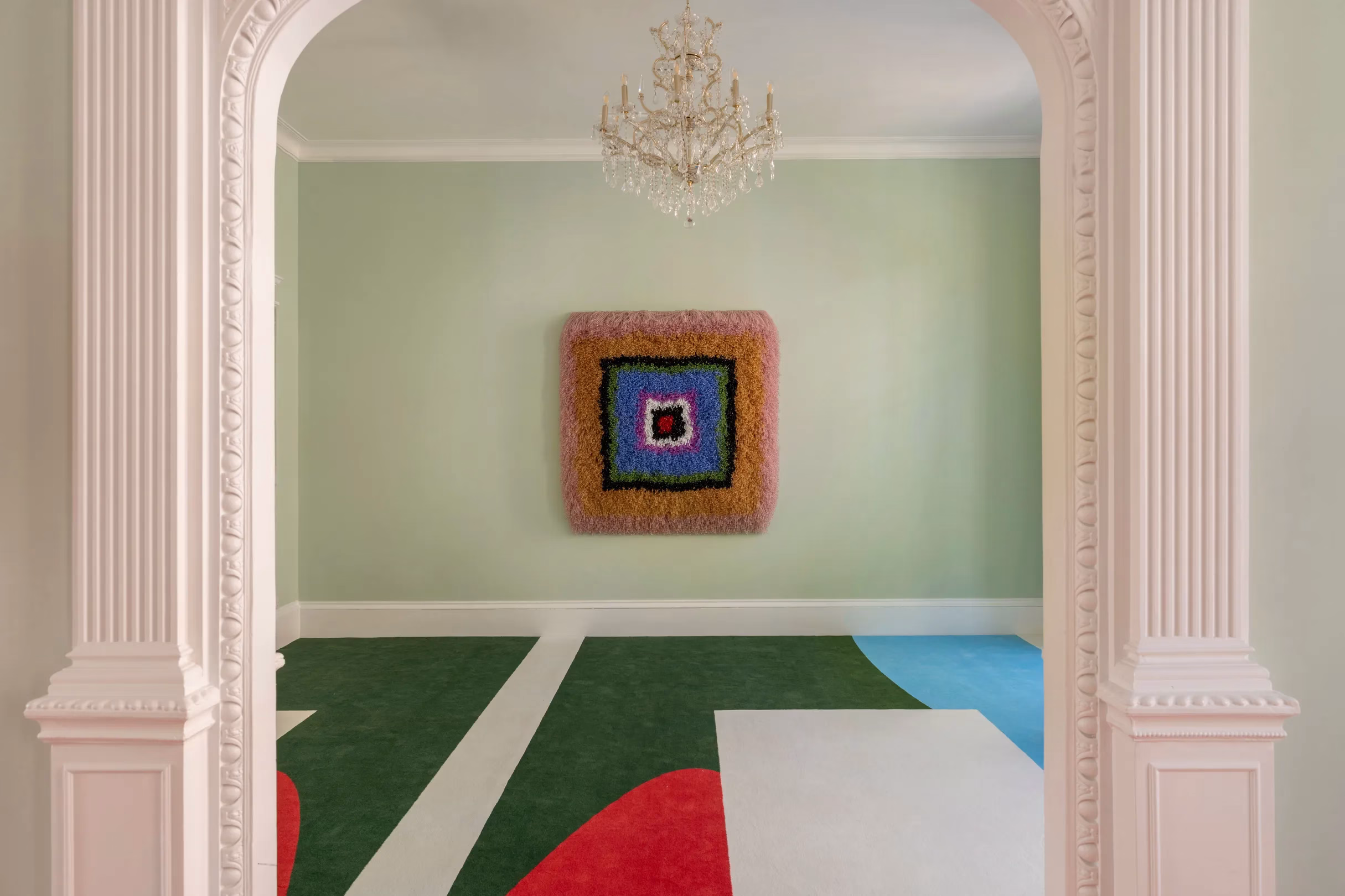 Paola Pivi'nin İncilerden Kurduğu Dünya "A girl loved pearls so much she left engineering, strung them off the wall, and made art"