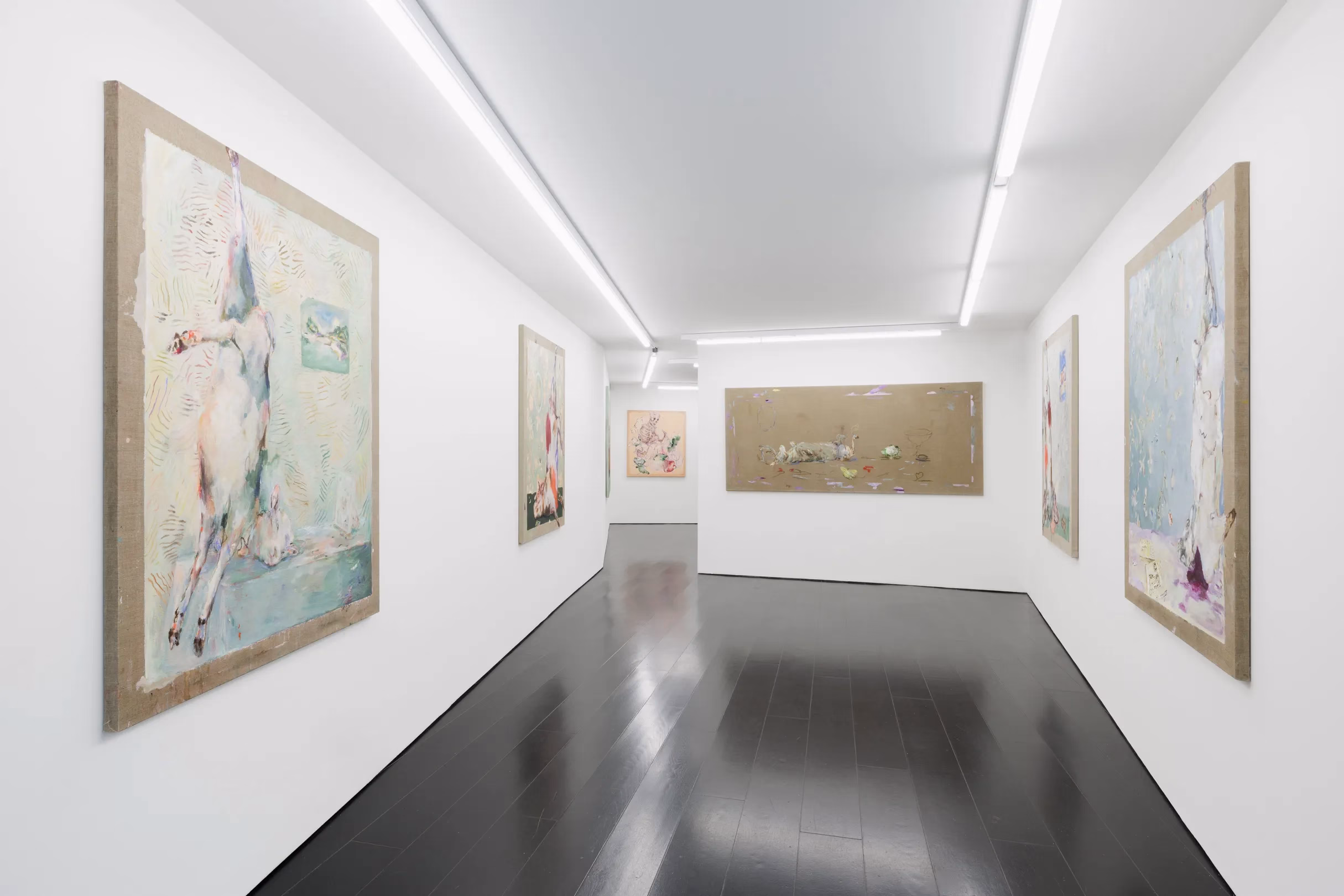 Anna Tuori ve Şiddetin Zarafeti: CFA Basel’de "Crimson and Clover" Üzerine