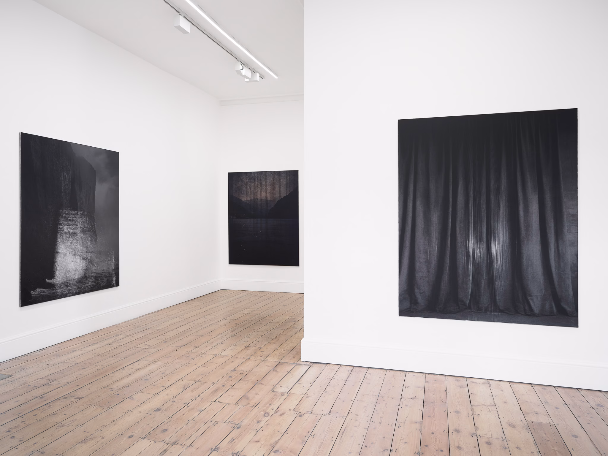 Dirk Braeckman: Although — Karanlık Odada Geçen Kırk Yılın İlk Londra Vedası
