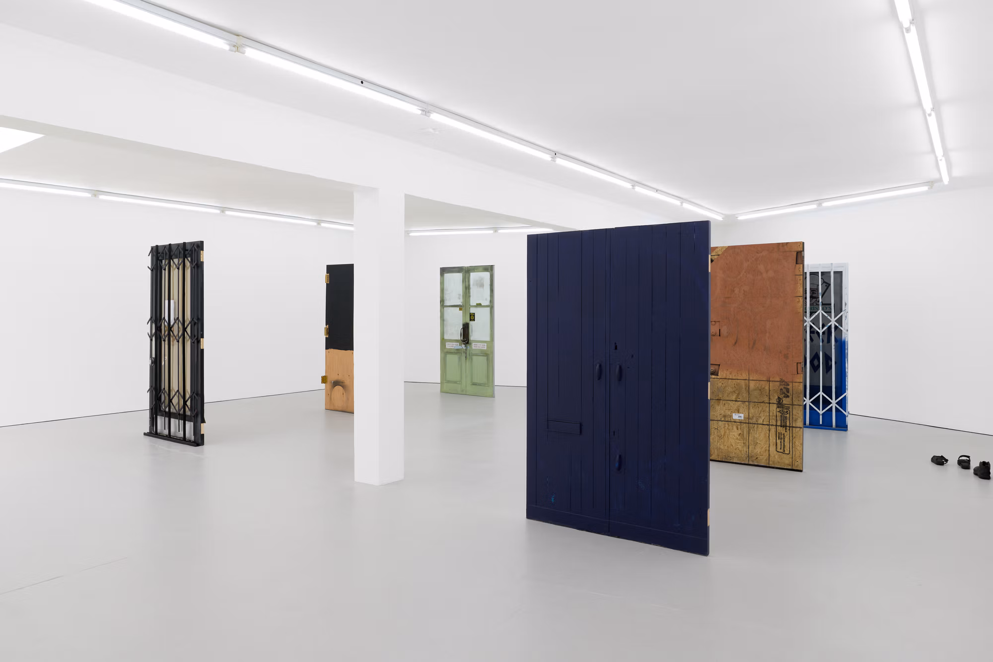 Fiona Connor'ın I haven't arrived yet, Closed Down Clubs Sergisi Maureen Paley'de