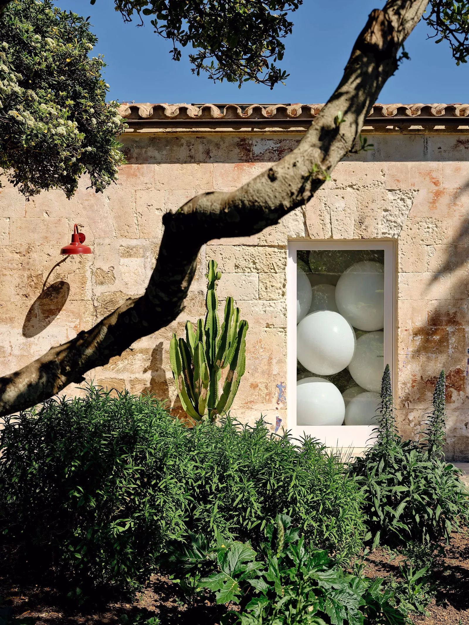 Menorca’da Martin Creed ve Work No. 3891: Half the air in a given space Enstalasyonu
