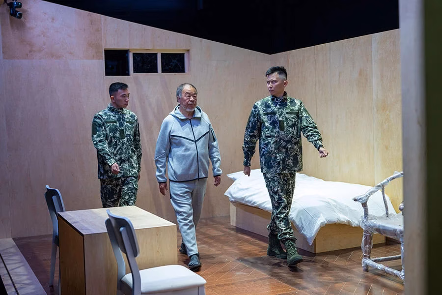 From Somber Captivity to Absurd Burlesque – Ai Weiwei’s 24-Hour Performance in Manchester: “Sewing a Button”