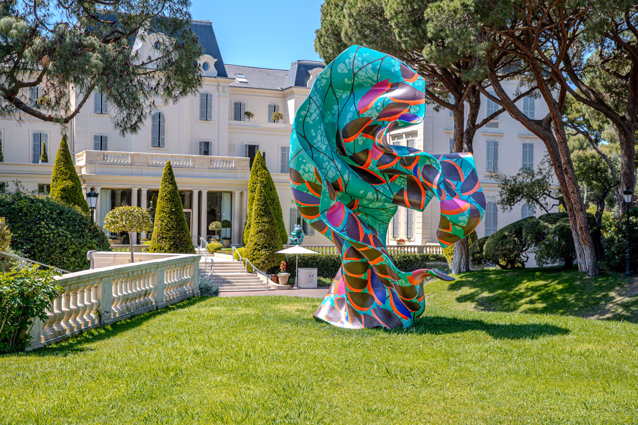 Akdeniz Kıyısında Çağdaş Bir Heykel Vahası: Hôtel du Cap-Eden-Roc’ta Goodman Gallery Seçkisi
